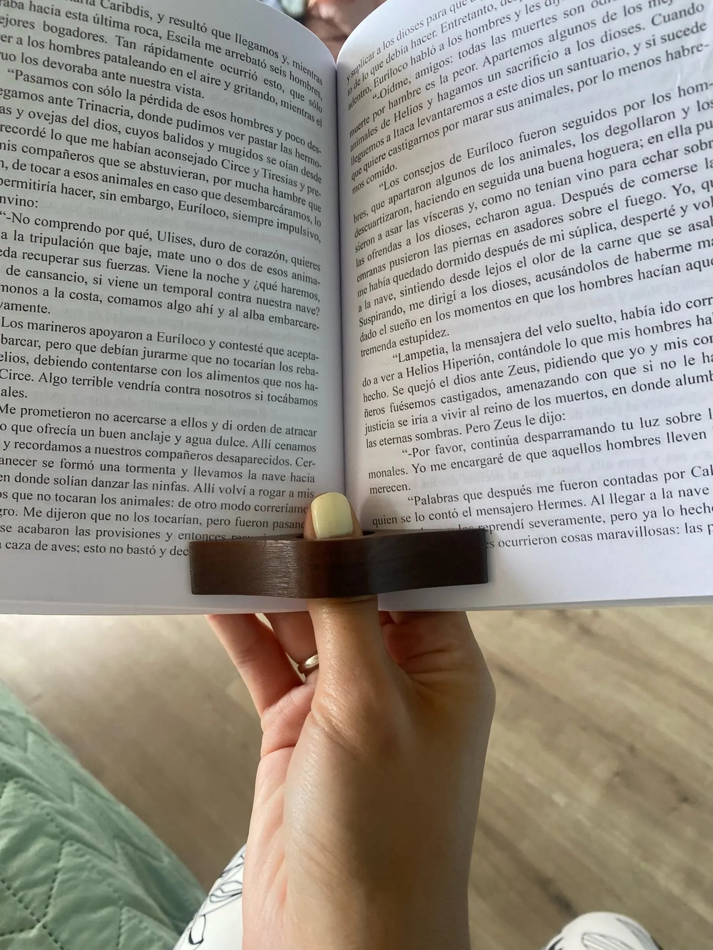 Ξύλινη βιβλιοθήκη για τον αντίχειρα